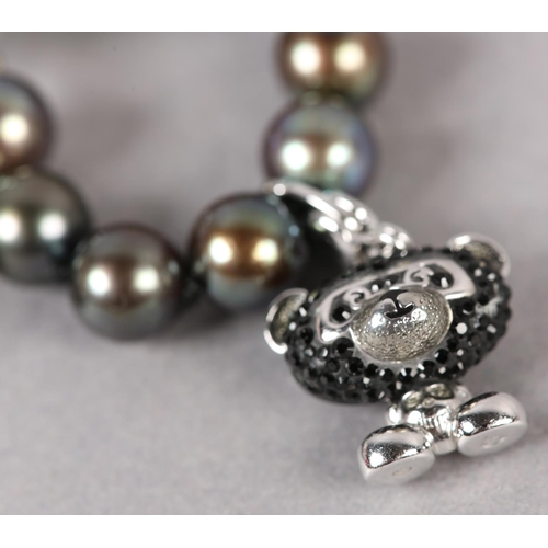 373 - A NECKLACE AND BRACELET SUITE OF STAINED GREY CULTURED PEARLS, each of 8mm-8.5mm pearls and fastened... 