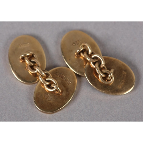 381 - A PAIR OF CUFFLINKS in 9ct gold, c1963, the oval faces, one engine turned, one polished separated by... 