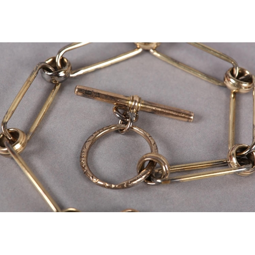 389 - AN EARLY VICTORIAN SINGLE GUARD WATCH CHAIN in 9ct gold, trace and fetter links with later 9ct gold ... 