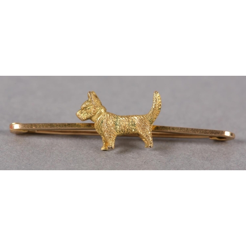 355 - AN EDWARD VII CAIRN TERRIER BAR BROOCH in 15ct gold, the engraved full relief terrier applied to the... 