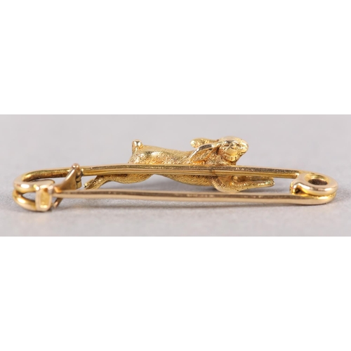 356 - AN EDWARD VII HARE STOCK PIN in 15ct gold, the engrave full relief coursing hare applied to the pin ... 