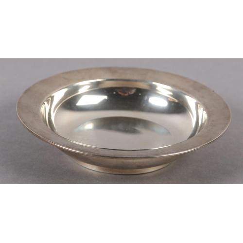 332 - A GEORGE V SILVER DISH, London 1913 for Edward Barnard & Sons Ltd, circular form over rim foot, appr... 