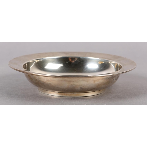 332 - A GEORGE V SILVER DISH, London 1913 for Edward Barnard & Sons Ltd, circular form over rim foot, appr... 