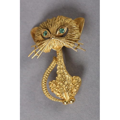 353 - AN EMERALD CAT BROOCH BY GARRARD & CO LTD in 18ct gold c1971, stylised, seated in half relief set to... 