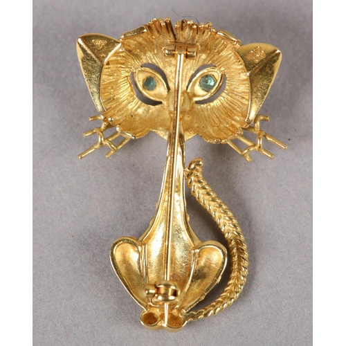 353 - AN EMERALD CAT BROOCH BY GARRARD & CO LTD in 18ct gold c1971, stylised, seated in half relief set to... 