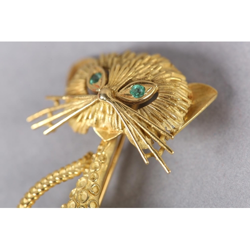 353 - AN EMERALD CAT BROOCH BY GARRARD & CO LTD in 18ct gold c1971, stylised, seated in half relief set to... 