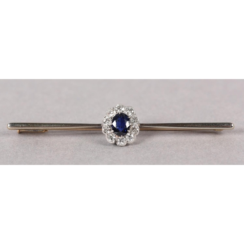 366 - A GEORGE V SAPPHIRE AND DIAMOND CLUSTER BAR BROOCH in 18ct gold and platinum, claw set to the centre... 