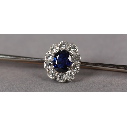 366 - A GEORGE V SAPPHIRE AND DIAMOND CLUSTER BAR BROOCH in 18ct gold and platinum, claw set to the centre... 