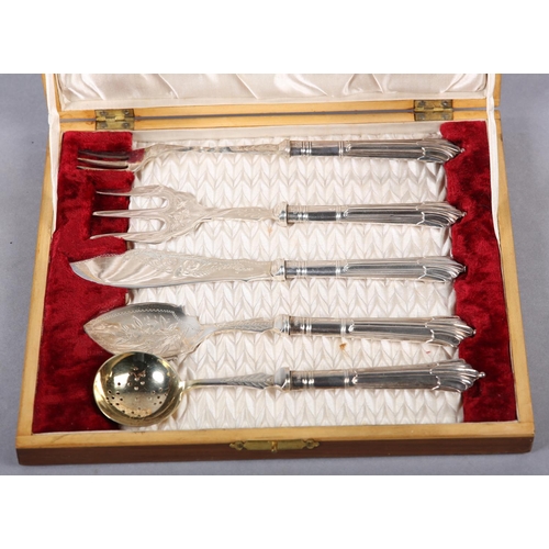 338 - A SET OF EDWARD VII SILVER HANDLED TEA SERVERS with silver plated blades, including pickle and meat ... 