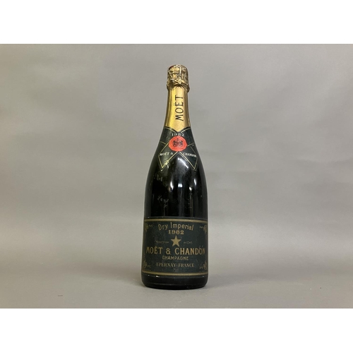 41 - MOET & CHANDON Dry Imperial 1982                                    1 Bottle 75cl (No back label)