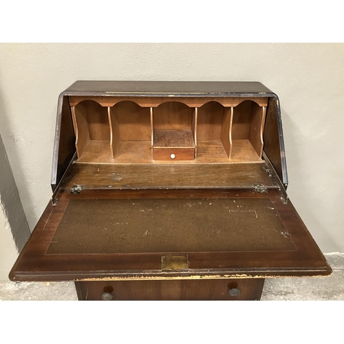 99 - A mahogany bureau having a fall front with fitted interior over three drawers on cabriole legs 73.5c... 