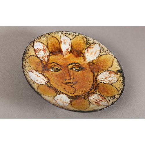 10 - Joyce Morgan, Chelsea Pottery, Sun face shallow dish, c1960/70s, glazed in amber, brown and white, 1... 