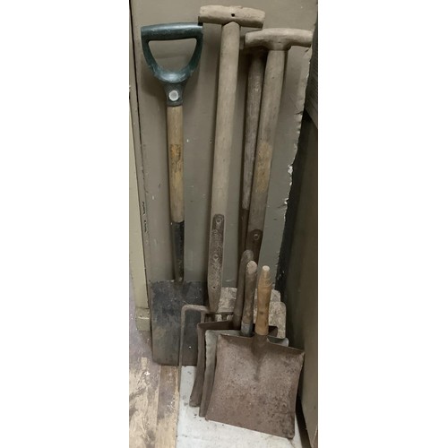 173 - A quantity of garden shovels and a pitch fork