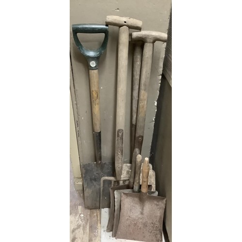 173 - A quantity of garden shovels and a pitch fork