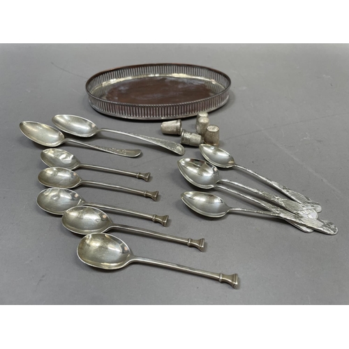 253 - Five silver seat top coffee spoons and two odd teaspoons, three silver thimbles (Chester and Birming... 