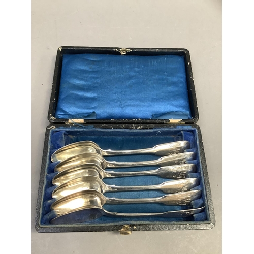 256 - S set of six George IV silver teaspoons, fiddle pattern, engraved with monogram, London 1831, maker'... 