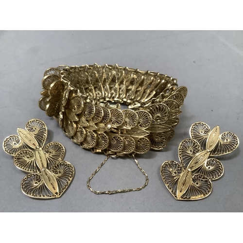 295 - A bracelet and ear pendant set in filigree, heart-shaped links of yellow metal (tests as 18ct gold),... 