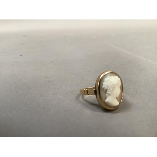 283 - An early 20th century cameo ring in 9ct gold, the oval female portrait collet set flanked by banded ... 