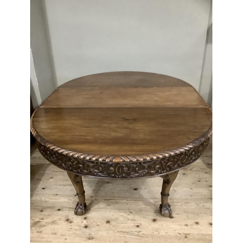 362 - An early to mid 20th century mahogany extending oval dining table, with one extra leaf, having a gad... 