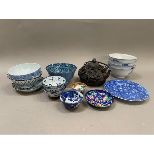 189 - A modern blue and white Chinese ware including rice bowls, saucer dishes and a metal teapot cast in ... 