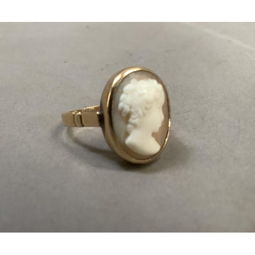 283 - An early 20th century cameo ring in 9ct gold, the oval female portrait collet set flanked by banded ... 