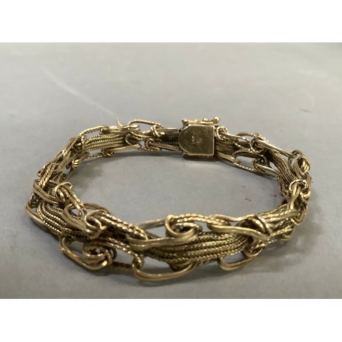 292 - A bracelet in foxtail chain and wire links in yellow metal (tests as 14ct gold), approx. length 19.5... 