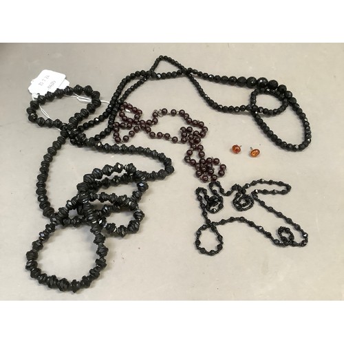 265 - A garnet bead necklace c1900, the circular 7mm Almandine beads joined on silver wire with a hook fas... 