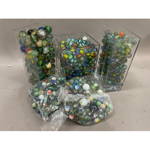 449 - A quantity of vintage marbles