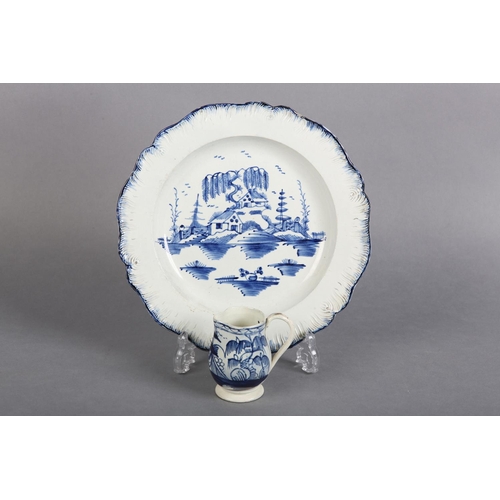 156 - AN 18TH CENTURY FEATHER-EDGED PEARLWARE PLATE c.1780-1800, painted in underglaze blue with a chinois... 