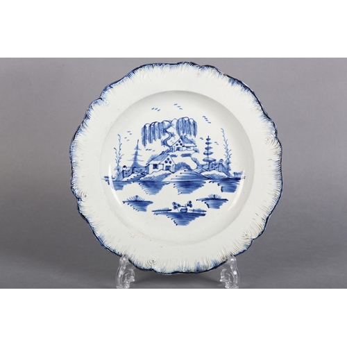 156 - AN 18TH CENTURY FEATHER-EDGED PEARLWARE PLATE c.1780-1800, painted in underglaze blue with a chinois... 