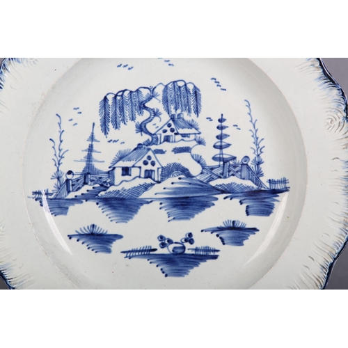 156 - AN 18TH CENTURY FEATHER-EDGED PEARLWARE PLATE c.1780-1800, painted in underglaze blue with a chinois... 