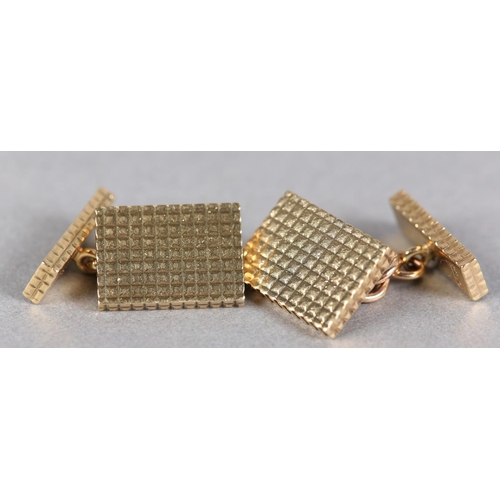 252 - A PAIR OF CUFFLINKS IN 9CT GOLD, each chequered rectangular face joined by trace links, total approx... 