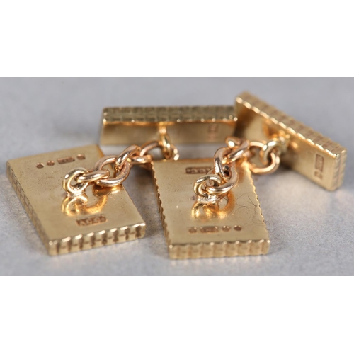 252 - A PAIR OF CUFFLINKS IN 9CT GOLD, each chequered rectangular face joined by trace links, total approx... 