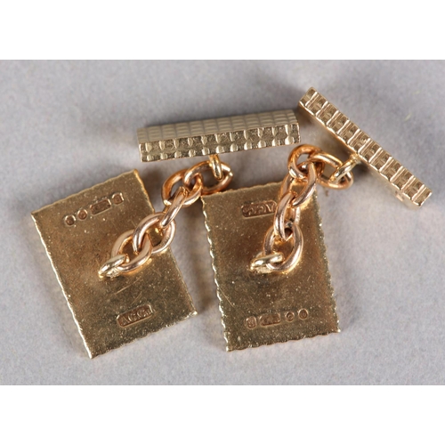 252 - A PAIR OF CUFFLINKS IN 9CT GOLD, each chequered rectangular face joined by trace links, total approx... 