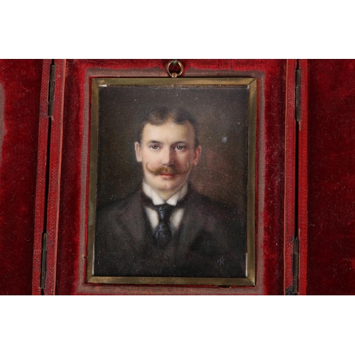 191 - AN EARLY 20TH CENTURY PORTRAIT MINIATURE OF A GENTLEMAN, head and shoulders, wearing a winged collar... 