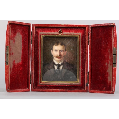 191 - AN EARLY 20TH CENTURY PORTRAIT MINIATURE OF A GENTLEMAN, head and shoulders, wearing a winged collar... 