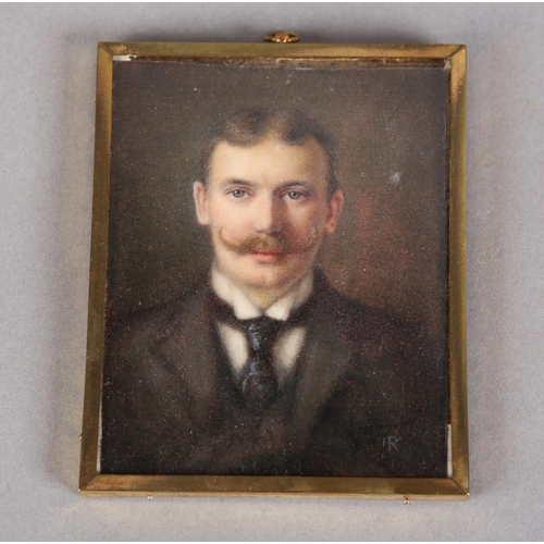 191 - AN EARLY 20TH CENTURY PORTRAIT MINIATURE OF A GENTLEMAN, head and shoulders, wearing a winged collar... 