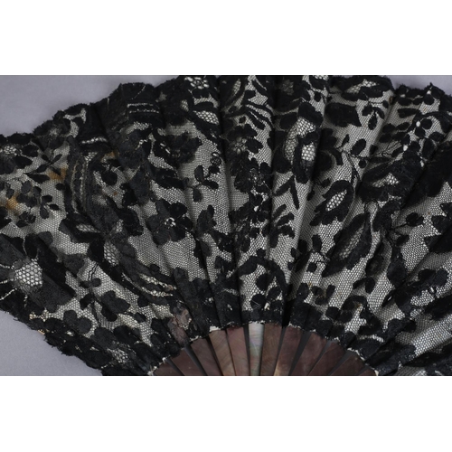 22 - A good late 19th century fan, the monture of Tahiti pearl, the leaf of black machine lace with a flo... 