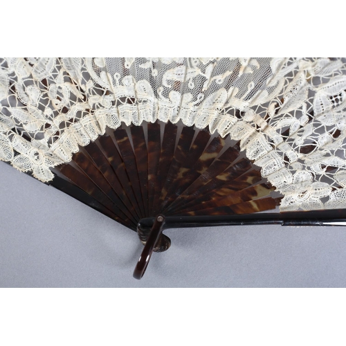 27 - A c 1910 Brussels mixed lace fan, the monture of tortoiseshell, well mottled, the ribs the same, the... 