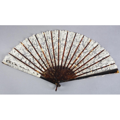 27 - A c 1910 Brussels mixed lace fan, the monture of tortoiseshell, well mottled, the ribs the same, the... 