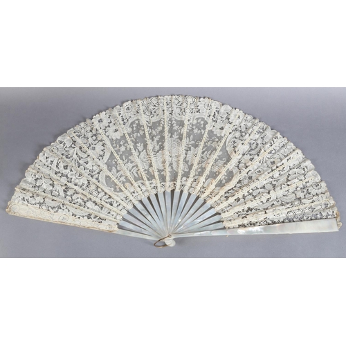 30 - A large late 19th century Brussels lace fan, the central panel of Point de Gaze needle lace, surroun... 