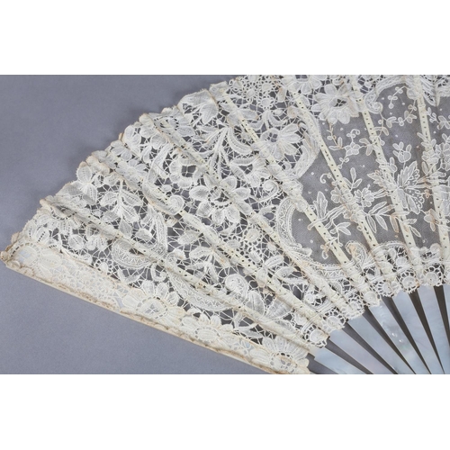 30 - A large late 19th century Brussels lace fan, the central panel of Point de Gaze needle lace, surroun... 