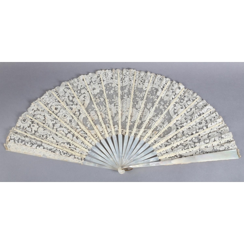 30 - A large late 19th century Brussels lace fan, the central panel of Point de Gaze needle lace, surroun... 