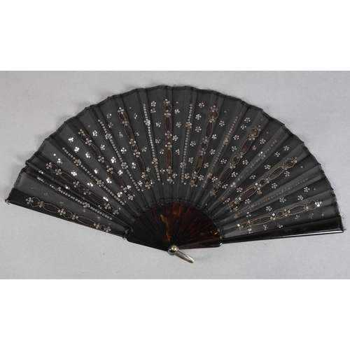 36 - C 1905/10, a small and elegant tortoiseshell fan, the monture of tortoiseshell, with good mottling, ... 