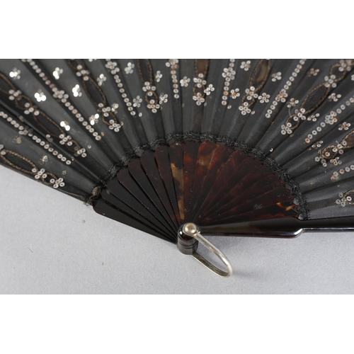 36 - C 1905/10, a small and elegant tortoiseshell fan, the monture of tortoiseshell, with good mottling, ... 