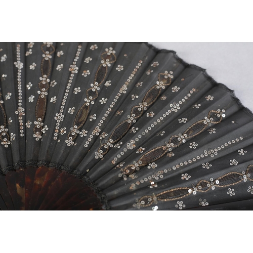 36 - C 1905/10, a small and elegant tortoiseshell fan, the monture of tortoiseshell, with good mottling, ... 