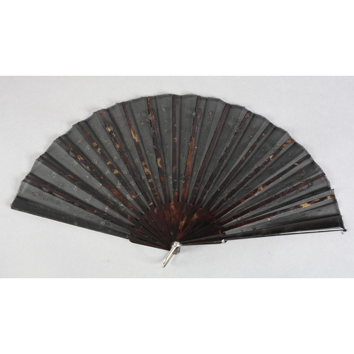 36 - C 1905/10, a small and elegant tortoiseshell fan, the monture of tortoiseshell, with good mottling, ... 