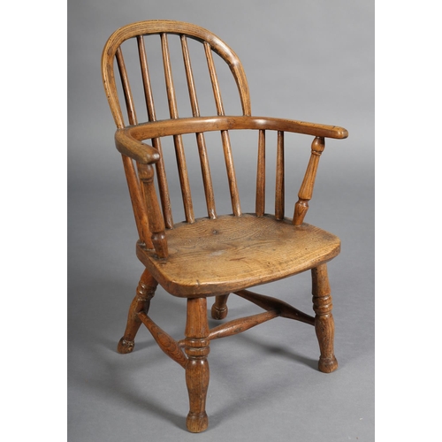 384 - A 19TH CENTURY CHILD'S ELM AND ASH WINDSOR CHAIR having a rail back, on turned legs and rounded stre... 