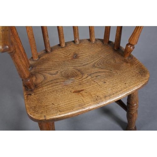 384 - A 19TH CENTURY CHILD'S ELM AND ASH WINDSOR CHAIR having a rail back, on turned legs and rounded stre... 