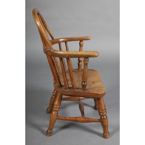 384 - A 19TH CENTURY CHILD'S ELM AND ASH WINDSOR CHAIR having a rail back, on turned legs and rounded stre... 